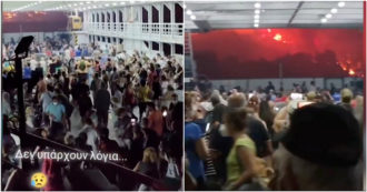Copertina di Incendi in Grecia, centinaia di turisti evacuati dalle isole in fiamme: i video girati a bordo dei traghetti