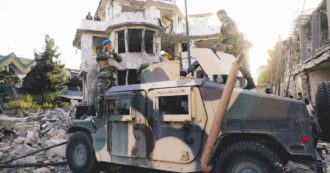 I talebani avanzano, Emergency stretta nel fuoco incrociato