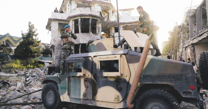 I talebani avanzano, Emergency stretta nel fuoco incrociato