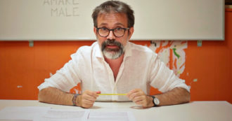 Copertina di Amare male, il servizio pubblico sentimentale di Guido Catalano: “Come si fa a fidanzarsi? Per prima cosa, poca masturbazione”
