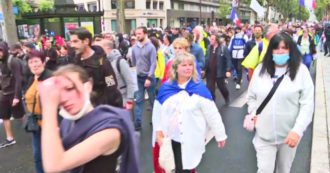 Copertina di Francia, decine di migliaia di persone sfilano contro il green pass: è il quarto fine settimana di proteste – Video