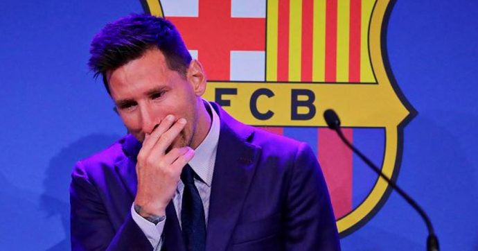 Messi dice addio al Barcellona in lacrime: “Volevo rimanere”. In 20 anni ha guadagnato 800 milioni, ora va al Psg (per soldi)