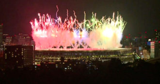 Copertina di Olimpiadi di Tokyo, lo spettacolo dei fuochi d’artificio segna la fine dei Giochi in Giappone – Video