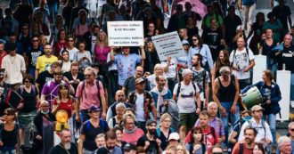 Dosi di vaccino gettate perché scadute: la Germania studia come rafforzare il green pass, mentre i no vax arruolano anche ex militari