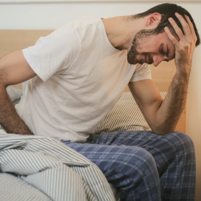 Si spezza una sedia pieghevole e un tubo gli trafigge l’ano: uomo ricoverato in ospedale in gravi condizioni