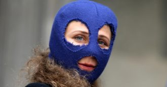 Copertina di Pussy Riot, Maria Aljokhina scappa dalla Russia: l’attivista si traveste da rider ed evade dai domiciliari