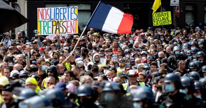 Copertina di In Francia i “no pass” sfilano contro Macron