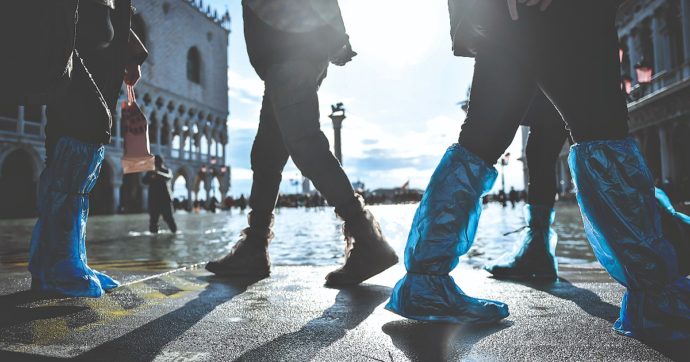 Acqua alta a Venezia, acquapark per i turisti ma la “situazione è drammatica per San Marco”