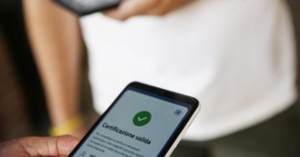 Copertina di Green pass, vendevano certificati falsi online per centinaia di euro: sequestrati 32 canali Telegram, quattro le persone identificate