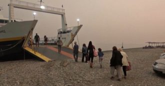 Copertina di Incendi in Grecia, abitanti dell’isola di Evia in fuga su una nave per sfuggire alle fiamme