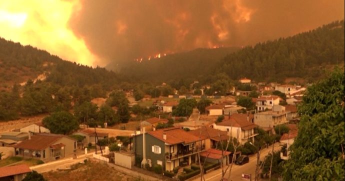 Grecia, in due settimane bruciati oltre 100mila ettari di foreste. Sull’isola di Evia la situazione peggiore. Roghi anche in Spagna