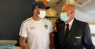Copertina di Tokyo 2020, Jacobs torna in Italia e scherza con il comandante Alitalia: “100 metri sulla pista dell’aeroporto? Interessante…”