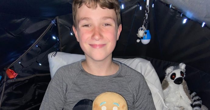 Regno Unito, 500 notti consecutive in tenda: la causa benefica di un 11enne per l’amico morto di tumore