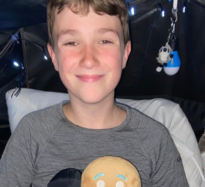 Regno Unito, 500 notti consecutive in tenda: la causa benefica di un 11enne per l’amico morto di tumore