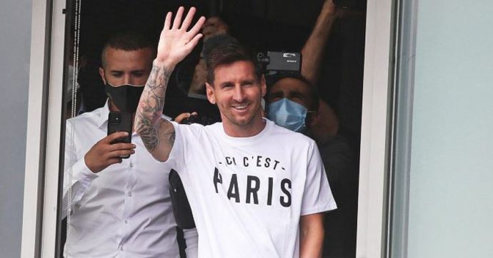 Messi è atterrato a Parigi: sulla maglietta c’è già il motto del Psg. E il Barcellona lo cancella dal Camp Nou