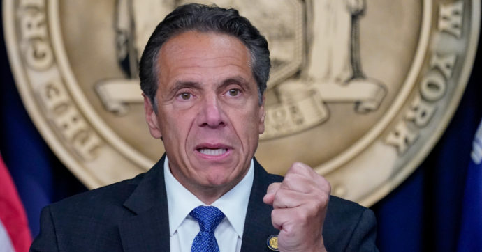 Andrew Cuomo, si è dimesso il governatore dello stato di New York accusato di 11 molestie sessuali. “Non posso causare distrazioni”