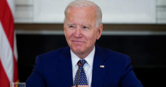 Copertina di Usa, l’Fbi perquisisce casa di Biden e trova altri sei documenti riservati. Il capo dello staff del presidente pensa alle dimissioni