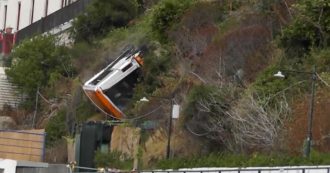 Copertina di Capri, le immagini delle operazioni di recupero del minibus precipitato il 22 luglio: il veicolo si ribalta e rischia di scivolare a valle