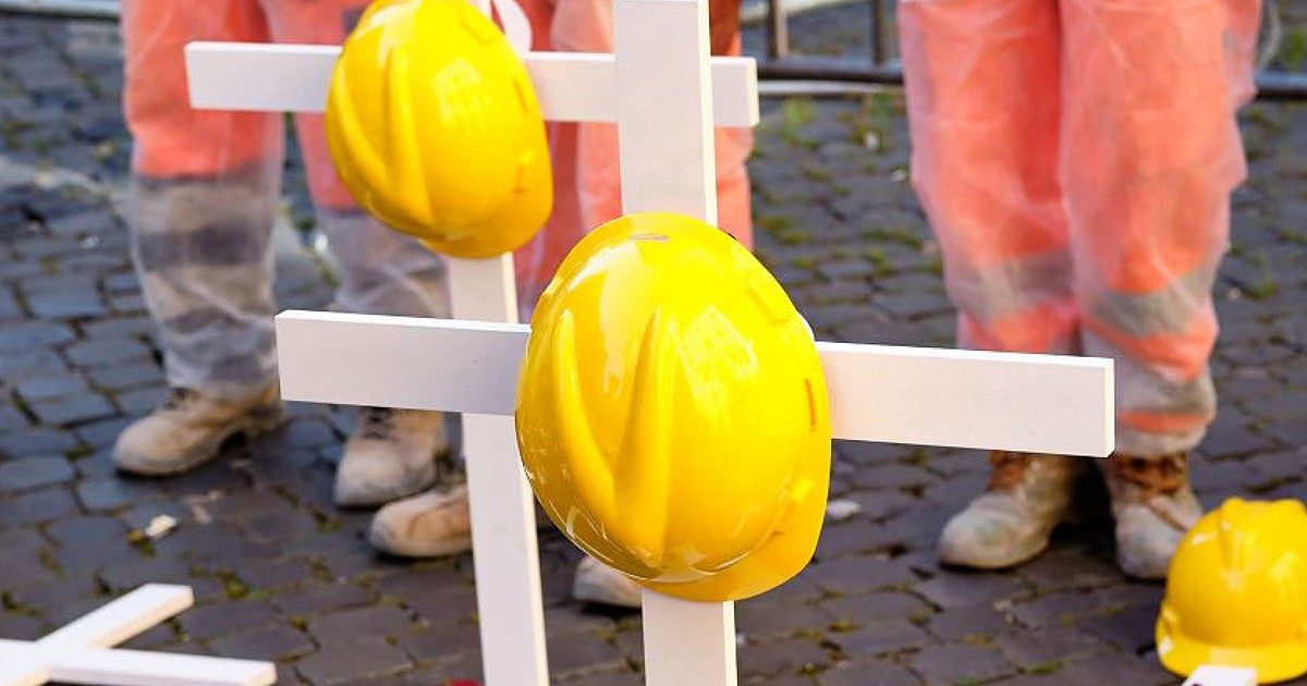 Due morti sul lavoro in poche ore: un 34enne schiacciato da una pressa a Varese, operaio muore durante la manutenzione di una funivia