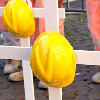 Copertina di Morti sul lavoro, in 4 mesi 286 vittime. In lieve calo le denunce di infortunio, ma salgono per gli studenti