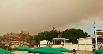 Copertina di Incendi in Calabria, il fumo invade il cielo sopra le spiagge di Roccella Jonica: le immagini