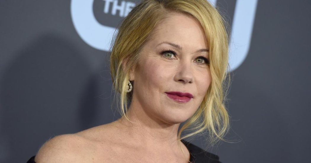 “Fanc**o a chi dice che l’incendio di Los Angeles sia una cosa buona. Noi celebrità siamo una piccola parte della città”: lo sfogo di Christina Applegate