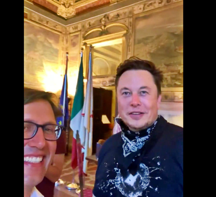Elon Musk a Firenze, la visita a sorpresa a Palazzo Vecchio e agli Uffizi con la compagna: “Portiamo qualche opera su Marte” – VIDEO