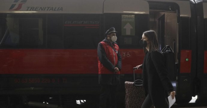 Trenitalia, “Pendolari abbonati senza posto sull’alta velocità Roma-Napoli”: multa da un milione di euro dall’Antitrust