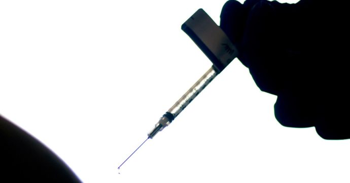“Infermiera no-vax iniettava finti vaccini a base di acqua e sali minerali”: 8mila persone richiamate all’hub in Germania
