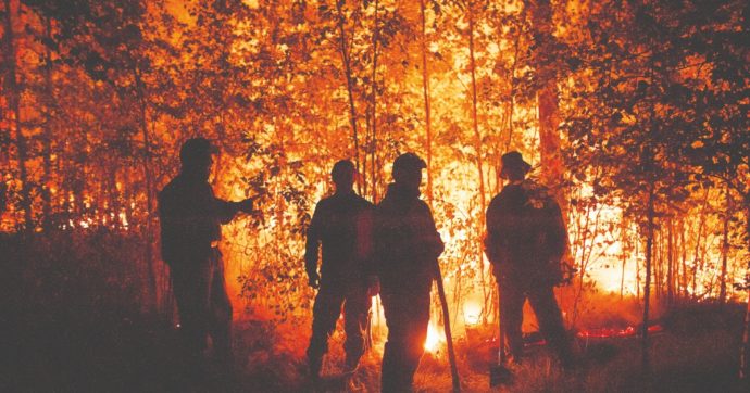 Incendi, in Siberia il rogo che potrebbe essere “il più grande della storia del pianeta”. Il fumo raggiunge il Polo Nord: non era mai successo