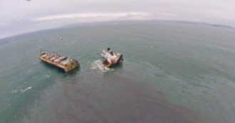 Copertina di Giappone, si spezza nave-cargo e fuoriesce petrolio in mare: la scia nera lunga 24 chilometri – Video