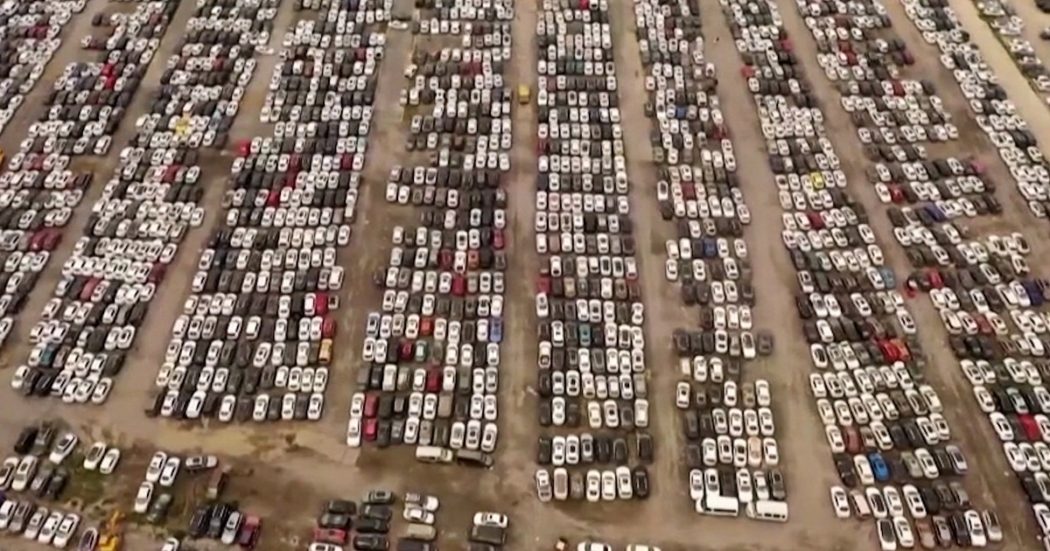 Cina, il gigantesco cimitero di automobili danneggiate dalle inondazioni a Zhengzhou: le immagini dall’alto