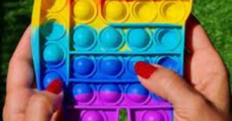 Copertina di Pop It, ecco cos’è e come funziona il gioco mania dell’estate: è antistress, abbassa l’ansia e contribuisce allo sviluppo cognitivo