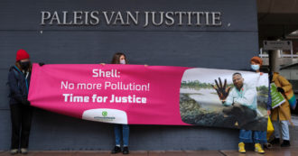 Copertina di Storica sentenza della corte de L’Aja, Shell pagherà 95 milioni di euro ai contadini per l’inquinamento del delta del Niger