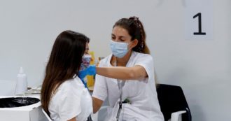 Copertina di Sì alla 3ª dose ai fragili in Francia Green pass a lavoro: è scontro