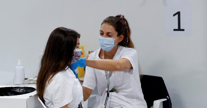 Sì alla 3ª dose ai fragili in Francia Green pass a lavoro: è scontro