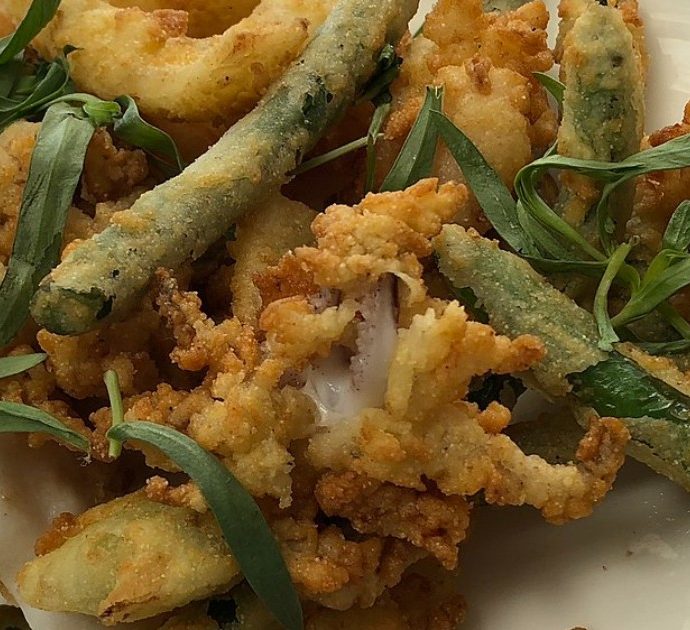 Il fritto fa male? Una ricerca ribalta i pregiudizi salutisti: “Le verdure fritte sono meglio di quelle bollite. Ma a una condizione”