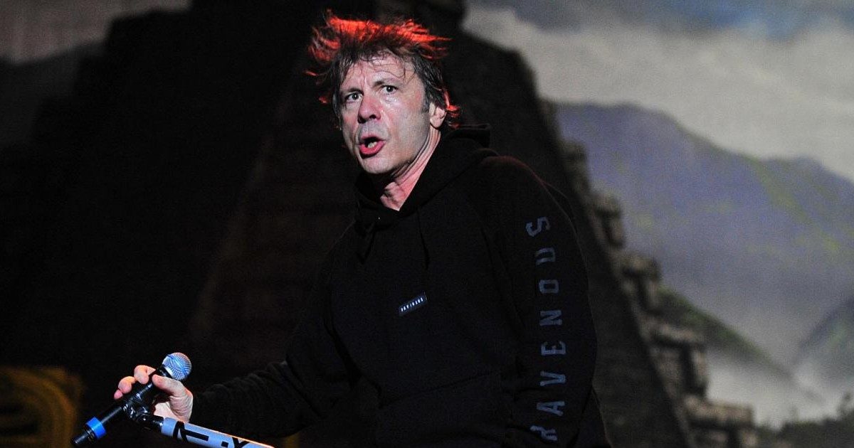 Il cantante degli Iron Maiden Bruce Dickinson positivo al Covid: “Se non mi fossi vaccinato sarei stato in guai seri”