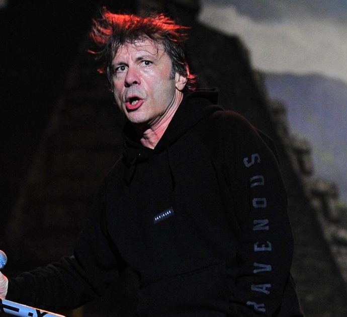 Il cantante degli Iron Maiden Bruce Dickinson positivo al Covid: “Se non mi fossi vaccinato sarei stato in guai seri”