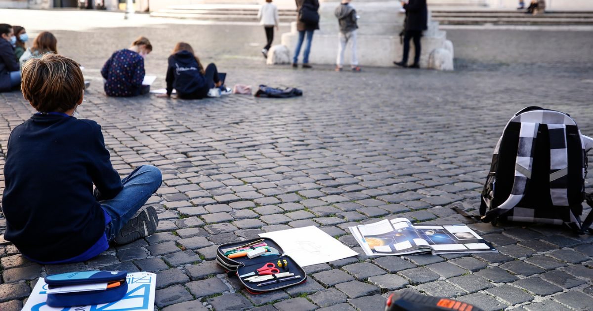 I bambini disabili rimasti (ancora) esclusi dai centri estivi: “I nostri figli chiusi in casa e discriminati. Mancano educatori e costi troppo alti”