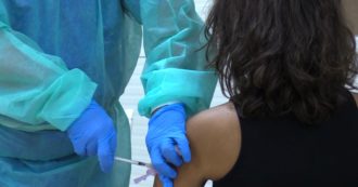 Copertina di Si vaccina 8 volte per vendere Green pass ai no vax a 150 euro: arrestato mentre stavano per iniettargli la nona dose