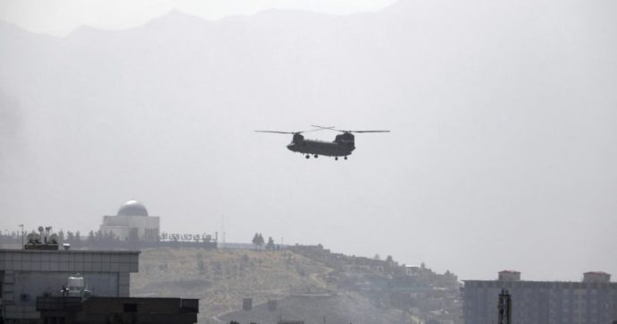 Afghanistan, partiti gli ultimi cinque voli degli Stati Uniti dall’aeroporto di Kabul. “E’ la fine di quasi 20 anni di missione”