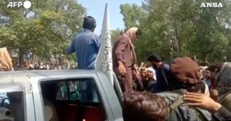 Copertina di Afghanistan, così i combattenti talebani entrano a Jalalabad tra la folla: le immagini – Video