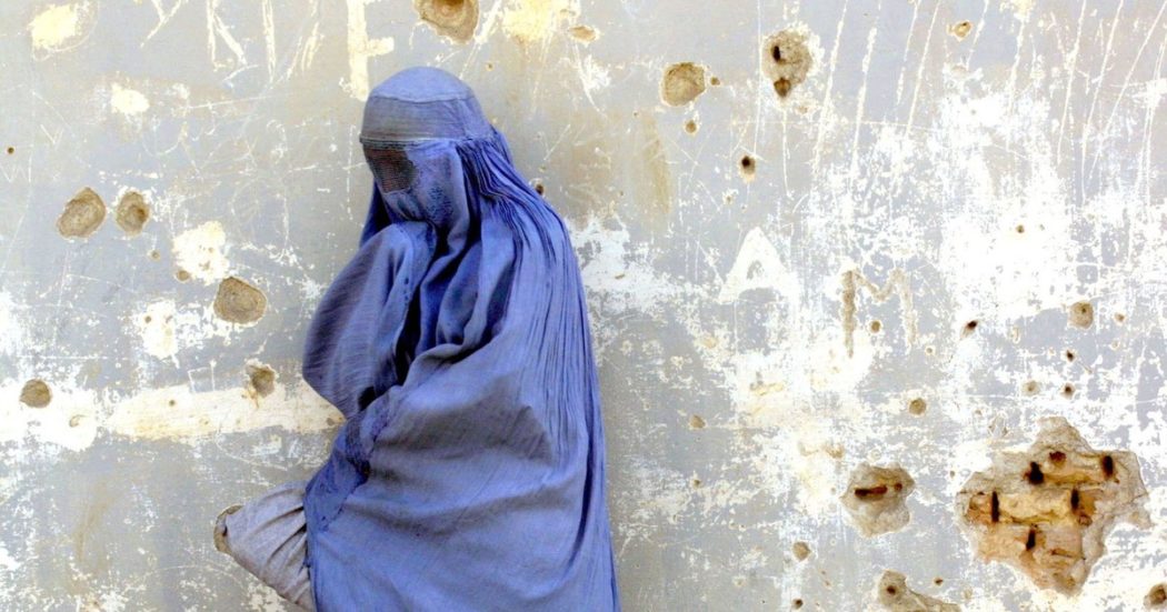 Kabul, la studentessa: “Ora nascondiamo i diplomi, per strada ci urlano di mettere il burqa”. L’appello: “Non abbandonare le donne. Italia e Ue aprano canali umanitari”