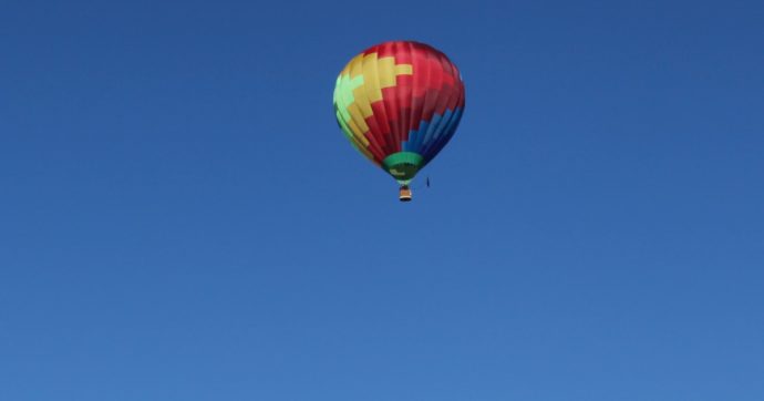 Siena, precipita dal cesto della mongolfiera: morta pilota 40enne a Buonconvento