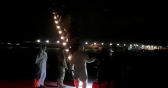 Copertina di Partito da Kabul il primo volo di rimpatrio per gli italiani: a bordo anche 20 ex collaboratori afgani – Video