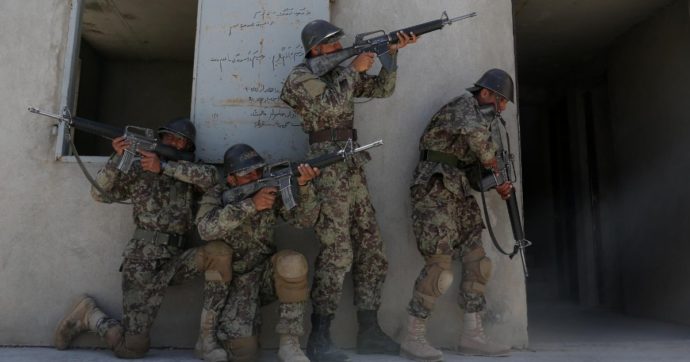Afghanistan, soldati senza cibo né munizioni e comandanti corrotti: così l’esercito addestrato dall’Occidente si è arreso ai taliban