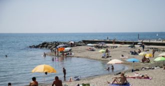 Copertina di Calabria, chiede di non gettare rifiuti in mare e viene aggredito verbalmente: carabiniere muore per un infarto sulla spiaggia di Paola