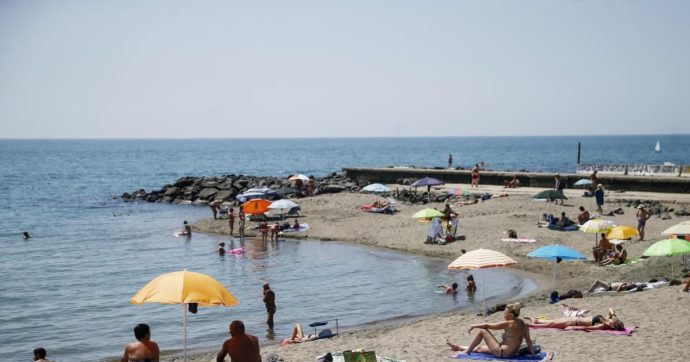 Calabria, chiede di non gettare rifiuti in mare e viene aggredito verbalmente: carabiniere muore per un infarto sulla spiaggia di Paola