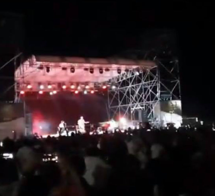 Assembramenti al concerto di Manu Chao a Cerveteri, il sindaco sale sul palco: “Ora basta, rispettiamo la gente morta per Covid”